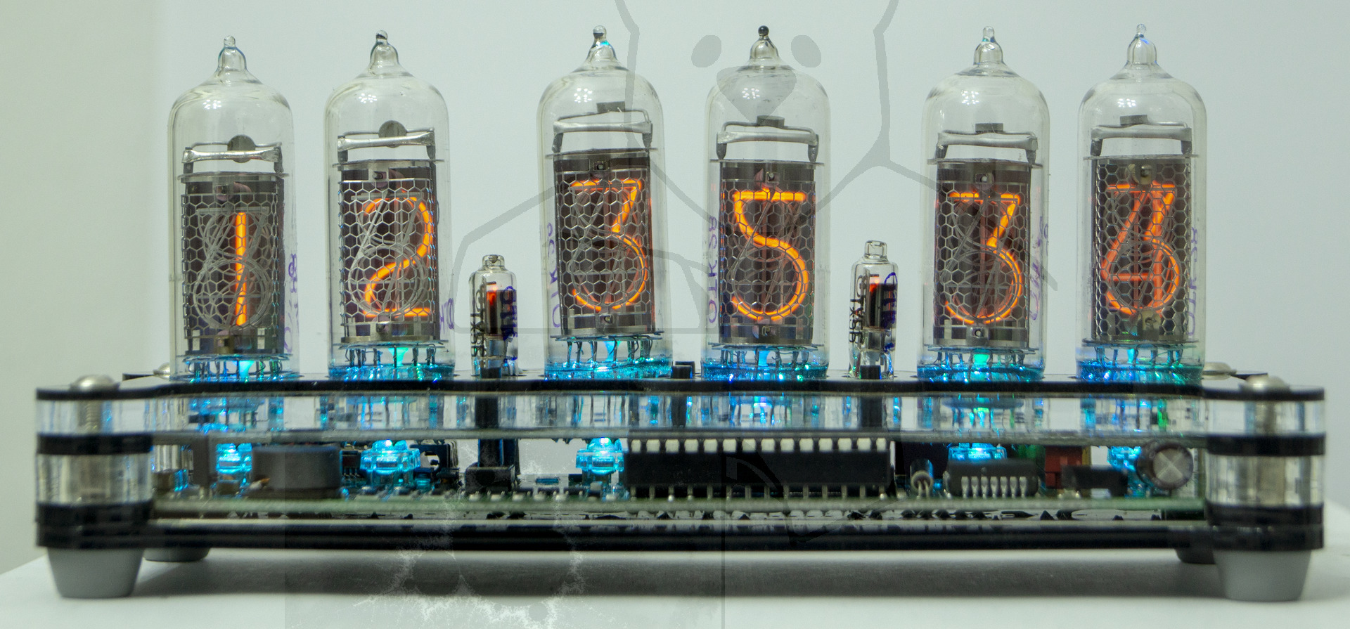 Nixie Uhr mit der Röhre ИН-14